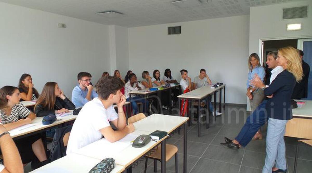 Inizia la scuola, apre il nuovo 'Valgimigli' di Viserba: visita del Sindaco Gnassi agli studenti - 
