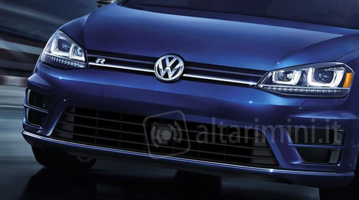 Alla guida di una Golf R fugge all'alt, inseguito dalla polizia. Denuncia, ritiro della patente e confisca dell&rsquo;auto - 