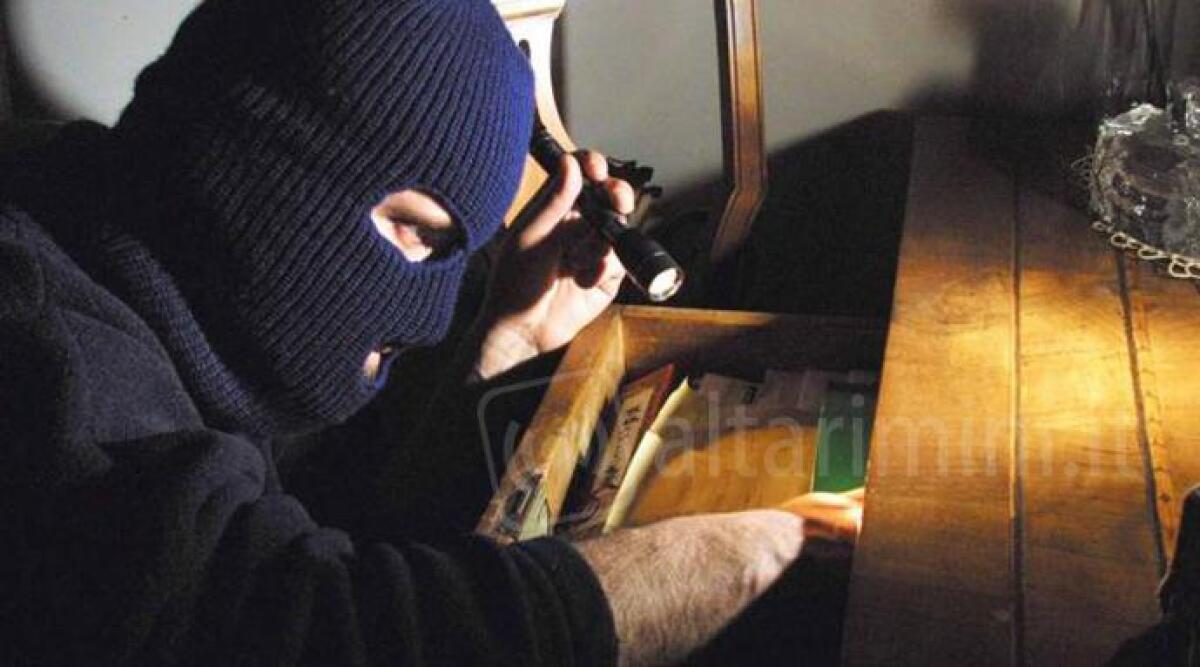 Furto in abitazione, rubati capi di abbigliamento e un orologio Tissot - 