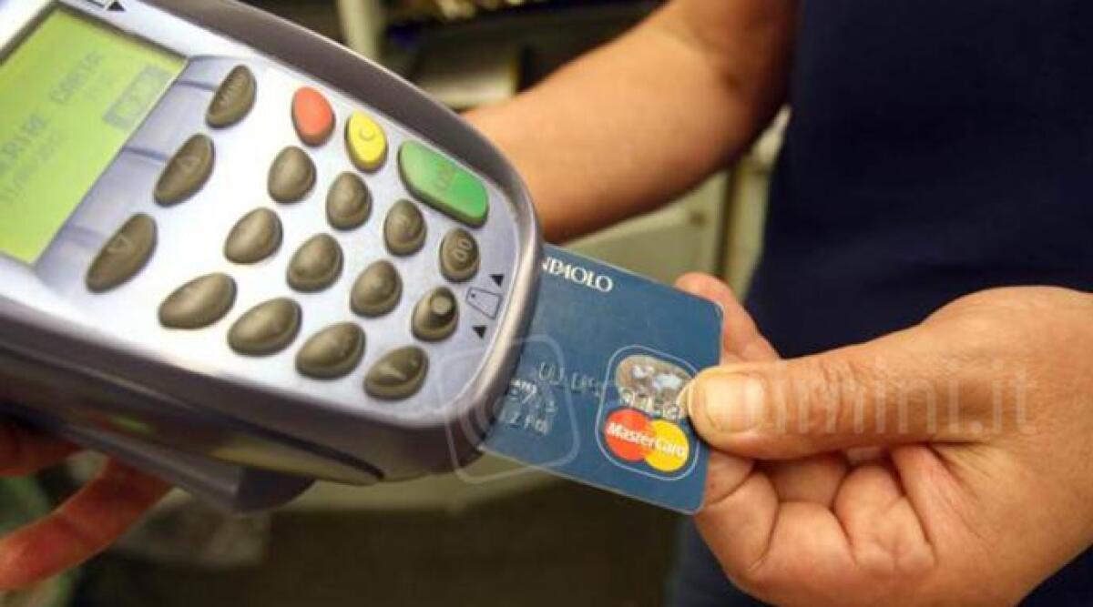 Da oggi obbligatorio il pagamento via Pos, negozianti riminesi: 'costi eccessivi', oltre 6000 euro all'anno - 