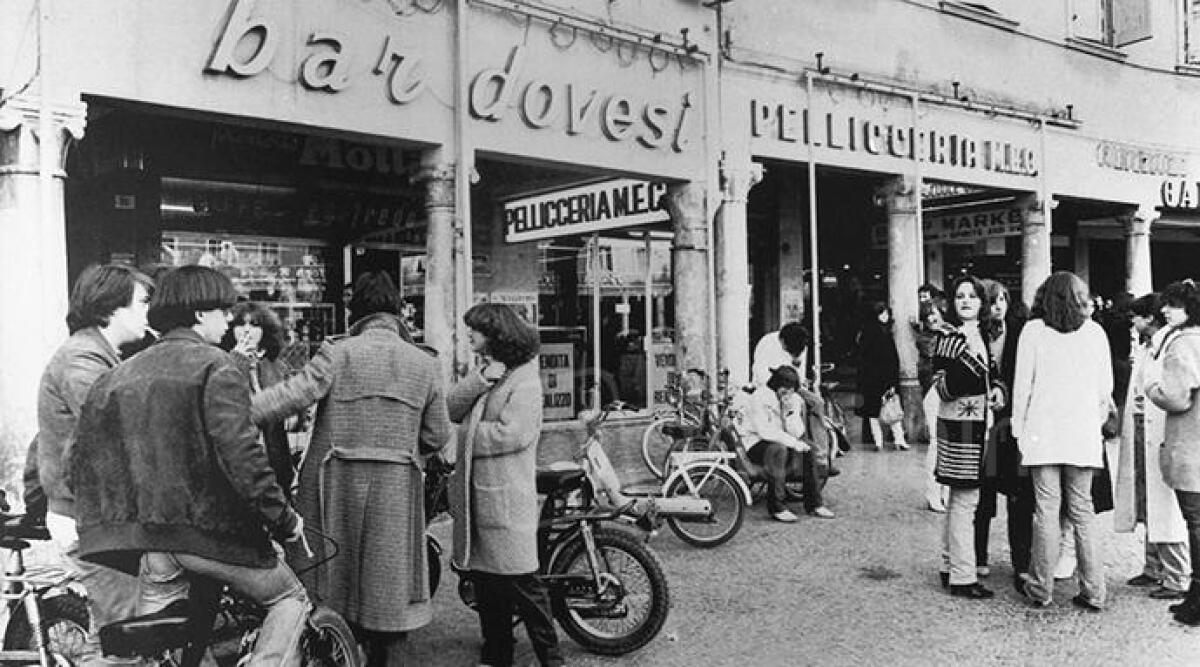 VIDEO: Rimini, un viaggio tra le vetrine storiche del centro in oltre 100 scatti in mostra alla Far -