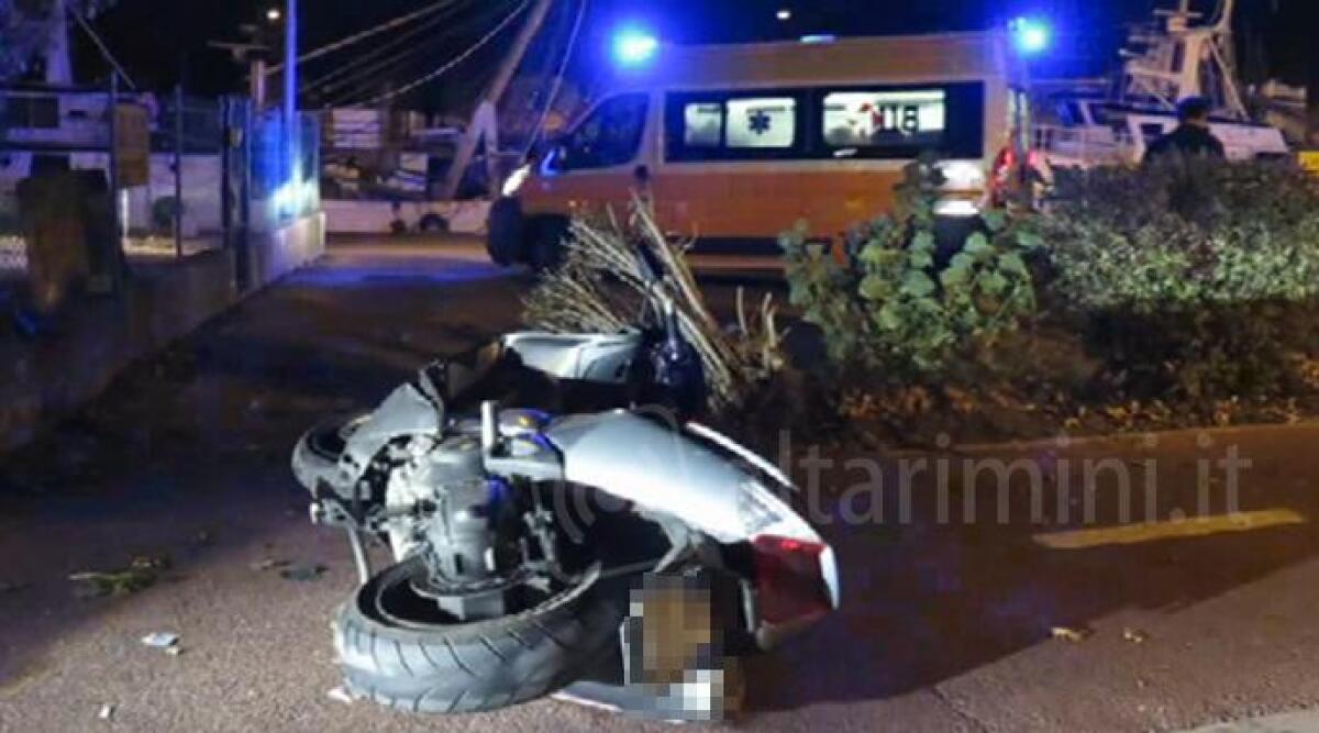 VIDEO: Rimini, incidente nella notte, si schianta con lo scooter. Trentatreenne grave al ‘Bufalini’ -
