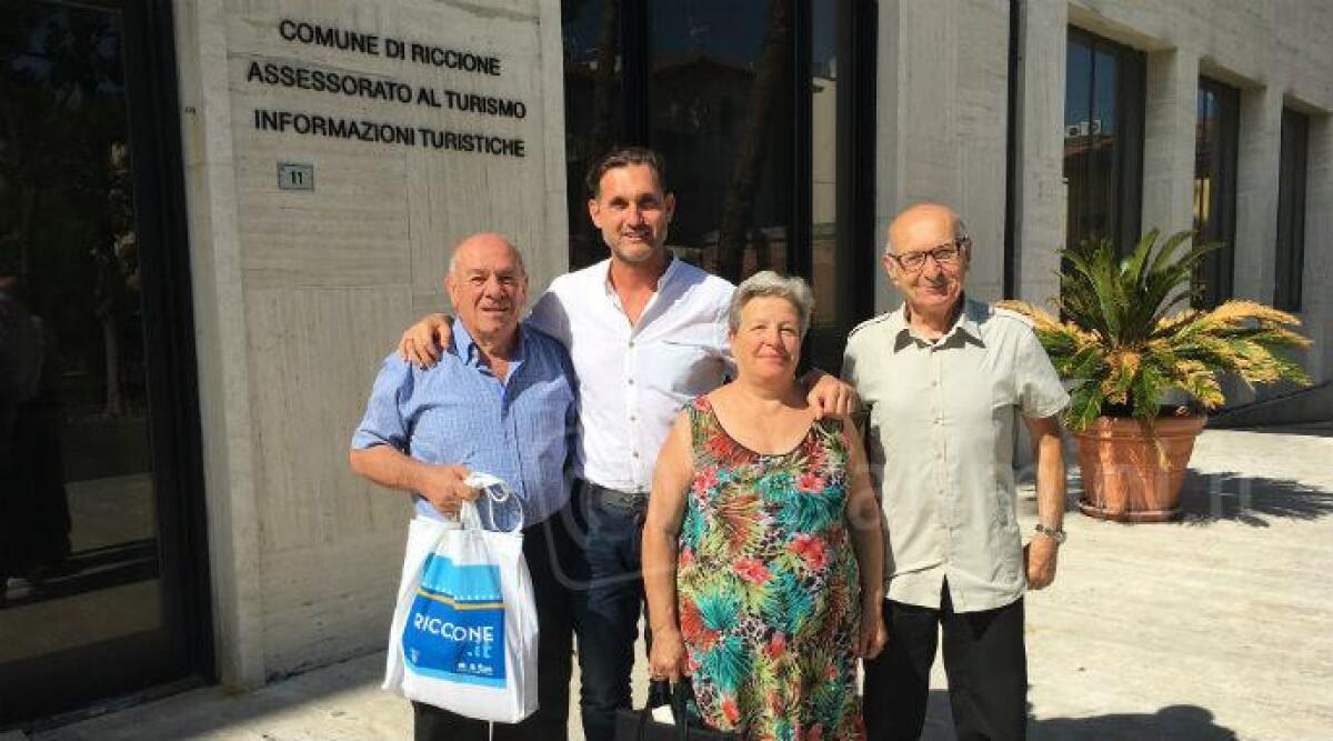 Mario e Graziella da 50 anni vengono in vacanza a Riccione, premiati dal Comune -