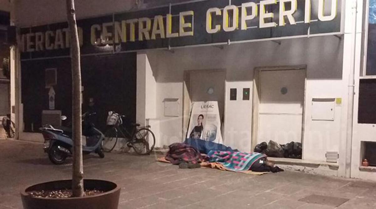 Degrado in via Castelfidardo: il Mercato Coperto diventa "hotel a cielo aperto". Segnalazione a Rimini - 