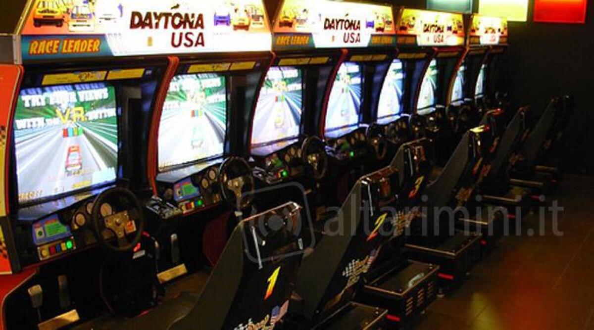 Nella sala giochi di Bellaria 'sigilli' ad due videogiochi cabinati di zombie e corse in auto - 