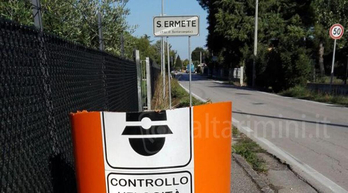 Vandali tagliano l'autovelox con un flessibile e lo buttano nel giardino di una casa -