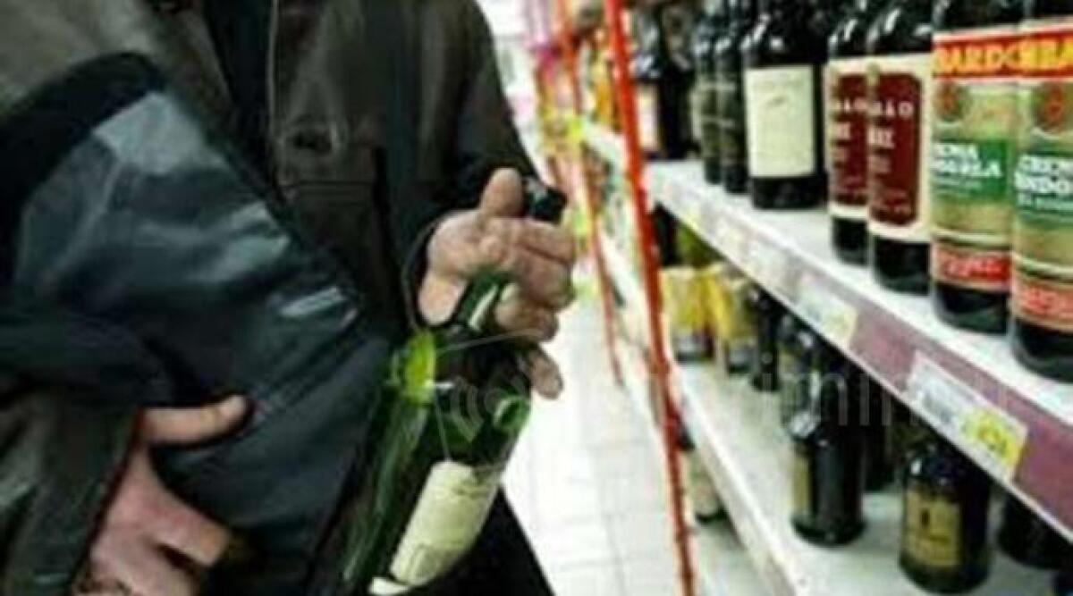 Con le pinze toglie l'anti taccheggio e ruba sei bottiglie di whisky, riminese 'beccato' al supermercato - 