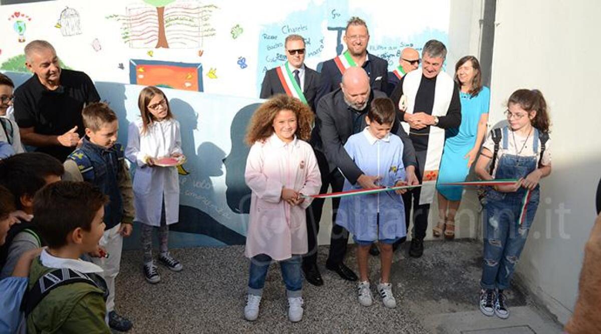 FOTO: inaugurate nuove aule multimediali nel plesso scolastico di Mondaino, presidente Bonaccini taglia il nastro - 