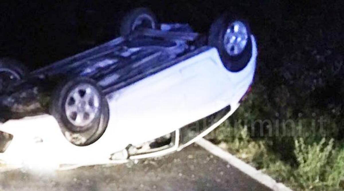 Auto contro la scarpata, 24enne senza patente si cappotta a Campiano di Novafeltria - 