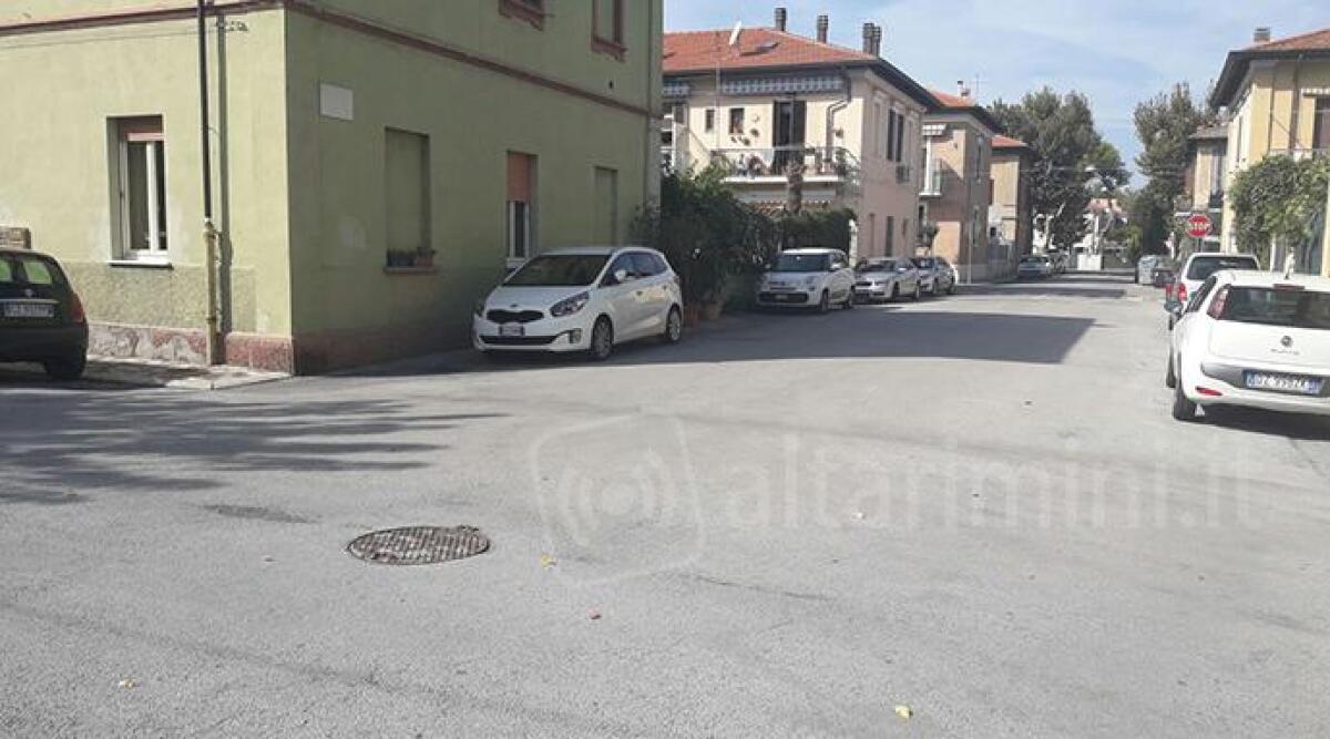 Segnaletica dimenticata, pericoloso incrocio vicino alla scuola De Amicis di Rimini. La segnalazione - 