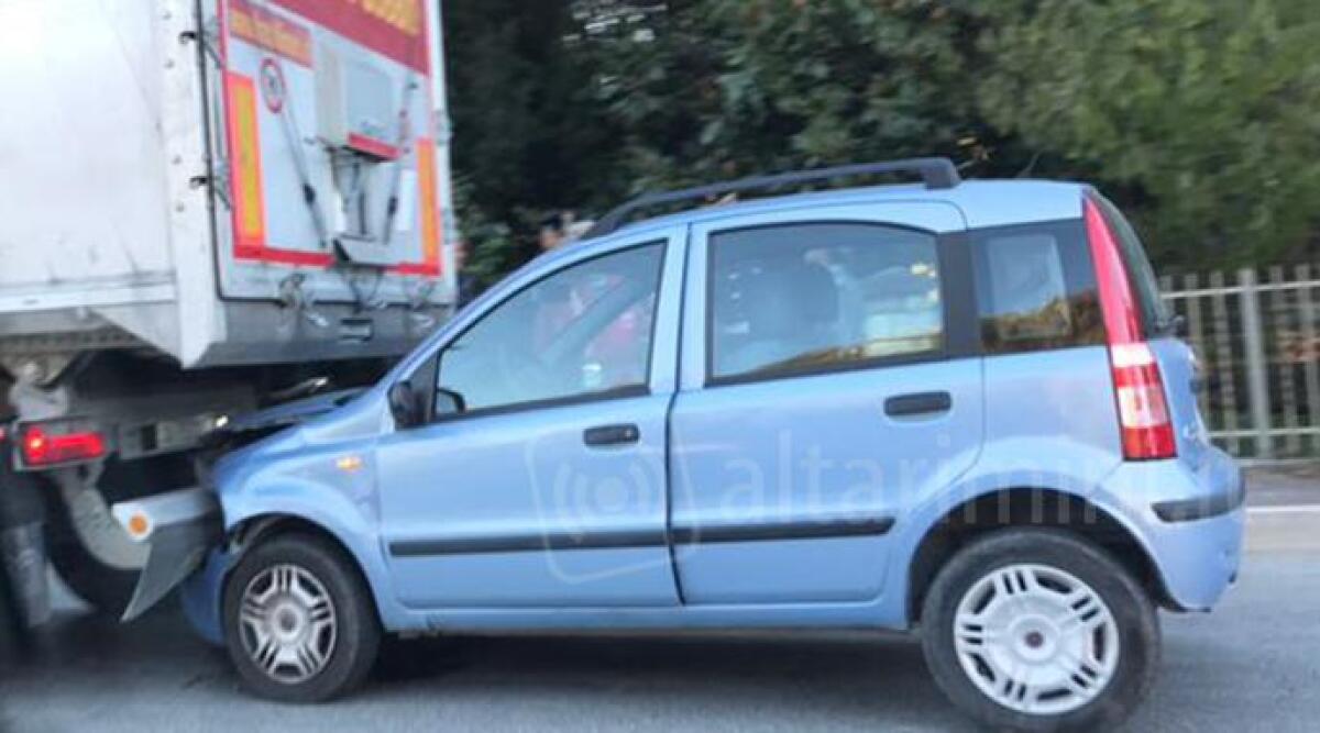 Pietracuta: tamponamento tra una Panda e autocarro, nessun ferito. Traffico rallentato -