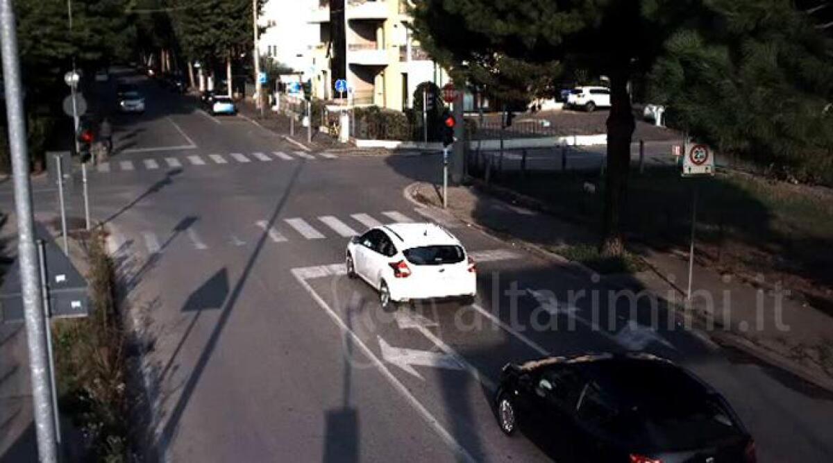 FOTO: auto passa con il rosso e provoca incidente a Rimini. Oltre 1200 sanzioni in due mesi per questa infrazione - 