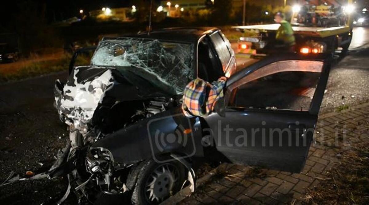 VIDEO: frontale tra auto, tre feriti di cui due ragazzi e un 50enne. L'incidente a Taverna di Montecolombo -