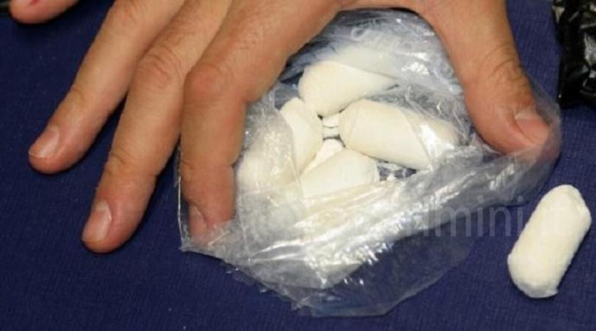 Beccato mentre cede eroina a una ragazza: nella sua stanza di residence nascondeva oltre tre etti della droga - 