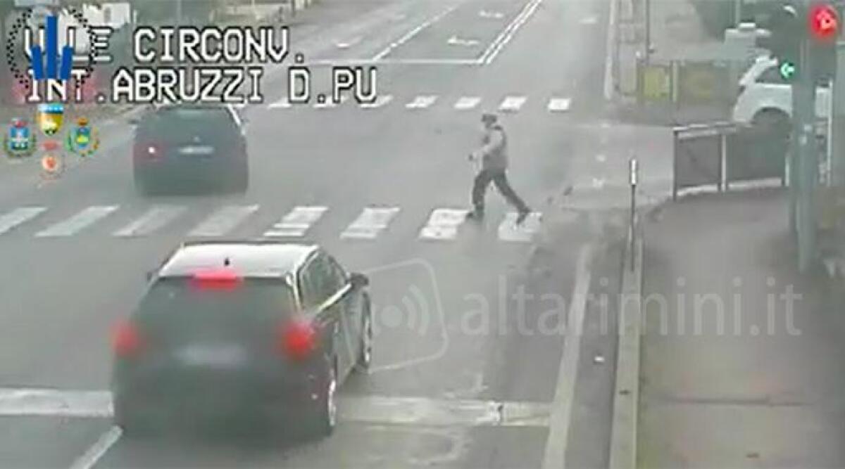Riccione, VIDEO al semaforo: le impressionanti immagini di auto che passano con il rosso -