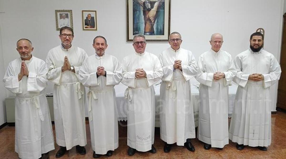 Rimini, in Basilica il vescovo ordina sette nuovi diaconi. Uno in preparazione al sacerdozio - 