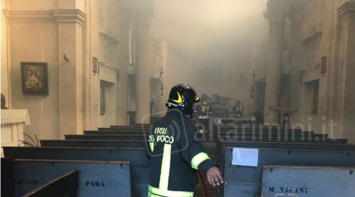Video: incendio nella notte, brucia la chiesa della rocca di Sant'Agata Feltria. Ferito un pompiere - 