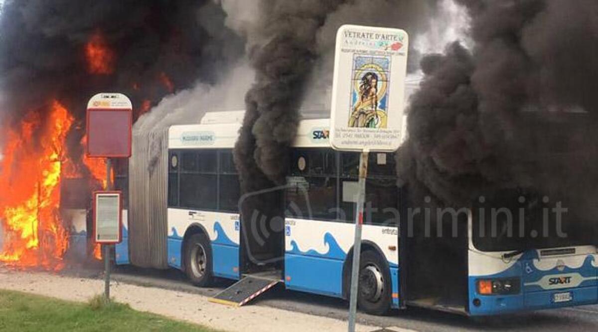 Autobus prende fuoco durante la marcia, paura per i passeggeri: il mezzo completamente distrutto - 