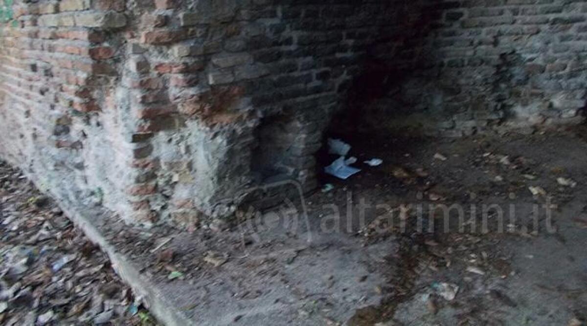 I bastioni del XV secolo trasformati in latrina. La vergogna lungo via Madonna della Scala - 