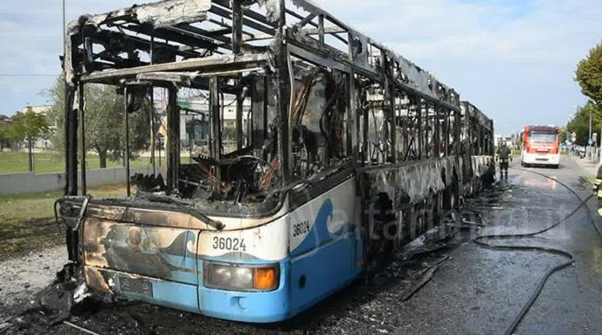 VIDEO: autobus di linea in fiamme con gente a bordo, paura ma nessun ferito. Le immagini dell'incendio -