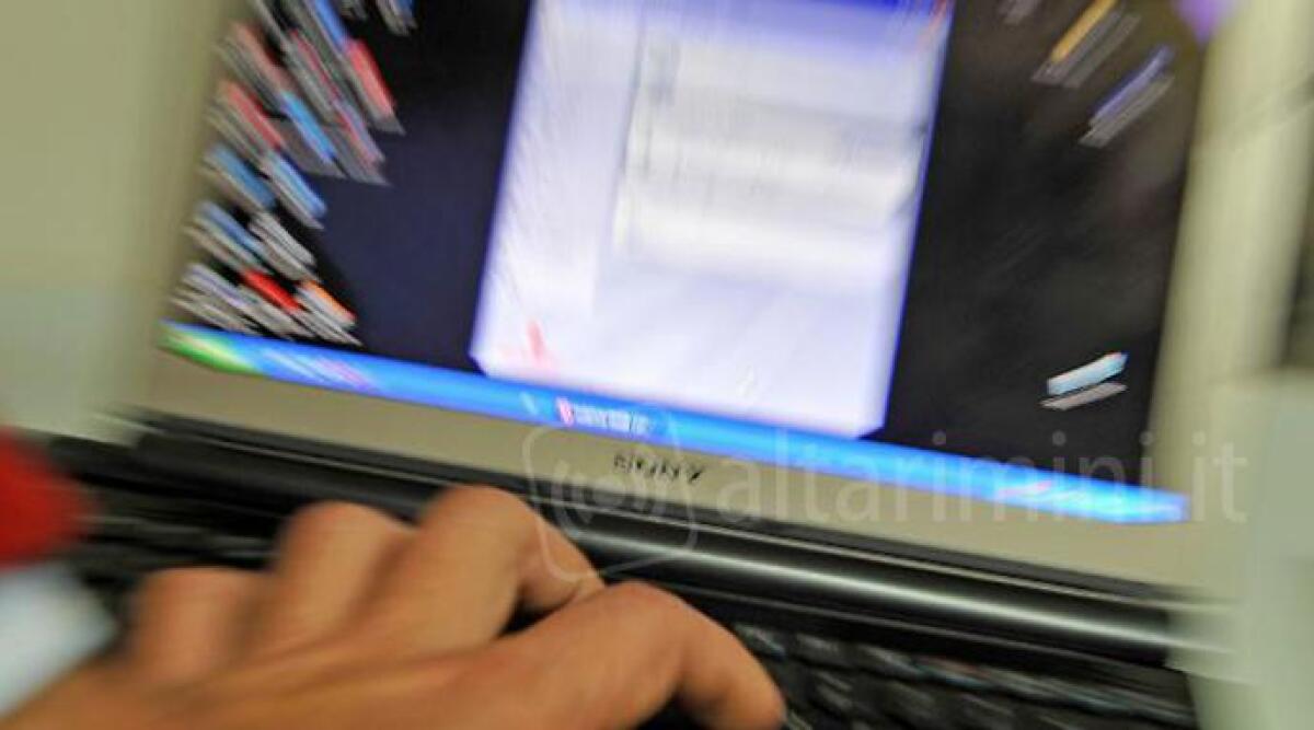 Riccione, computer con programmi 'pirata': denunciato per frode informatica, rischia multa fino a 10mila euro - 