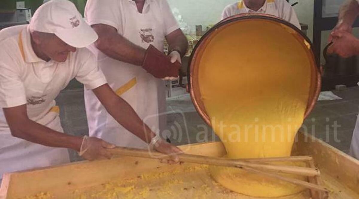 Consumati otto quintali di farina di polenta, &egrave; Record. Grande abbuffata a Perticara - 