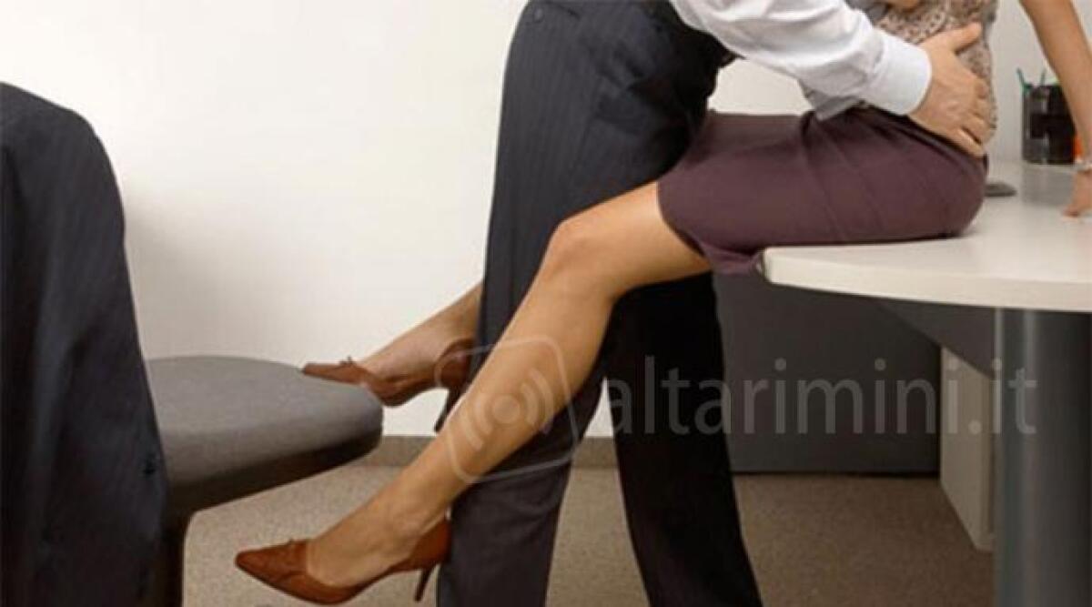 Sesso tra colleghi in ufficio: lui filma gli amplessi e mette tutto sul web. Riminese finisce nei guai - 