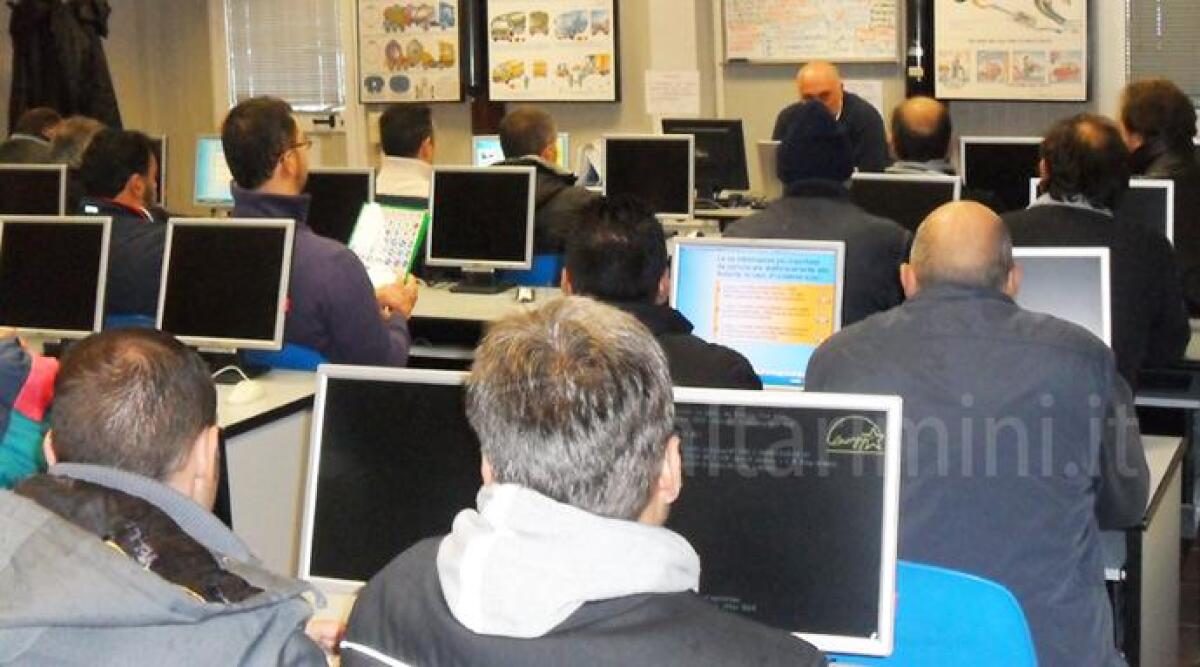 Foto 'falsa' sui documenti, si fa sostituire all'esame di teoria della patente: 39enne di Rimini nei guai - 