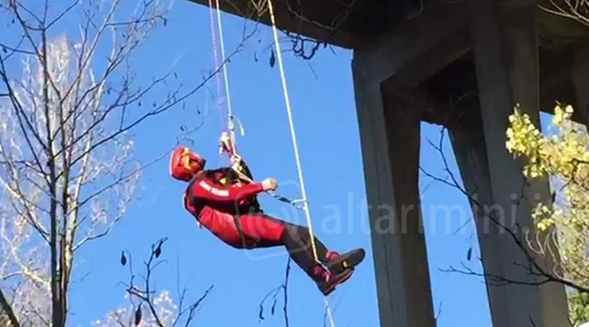 VIDEO: vigili del fuoco si calano dal ponte alto 30 metri, lo spettacolare allenamento a Novafeltria -