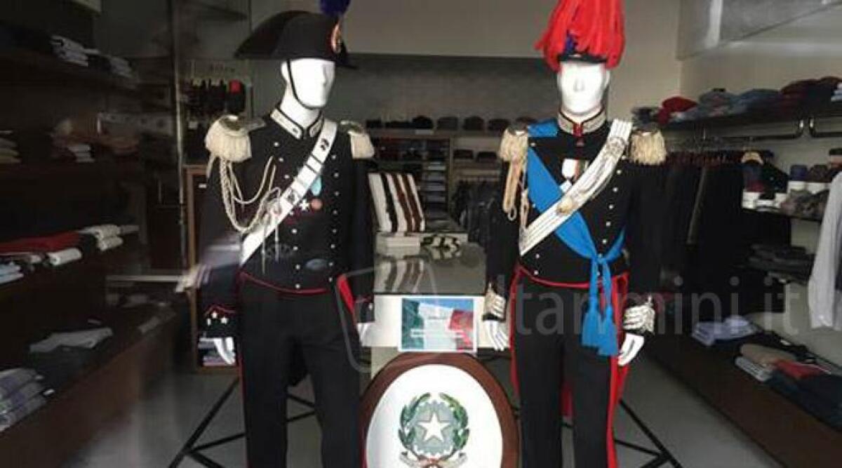 Nella zona della moda di Riccione, viale Ceccarini, in vetrina le uniformi dei Carabinieri: ecco perch&eacute; - 