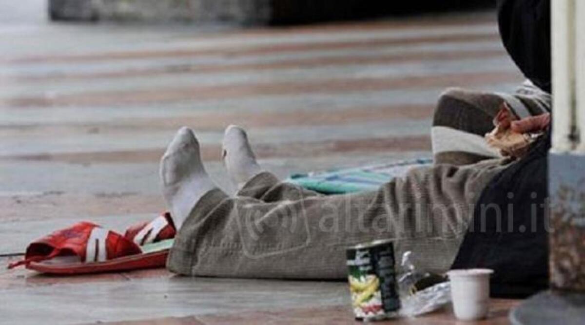 Rimini, senzatetto trova riparo all'ingresso della banca: almeno 100 persone dormono per strada al freddo - Foto di repertorio