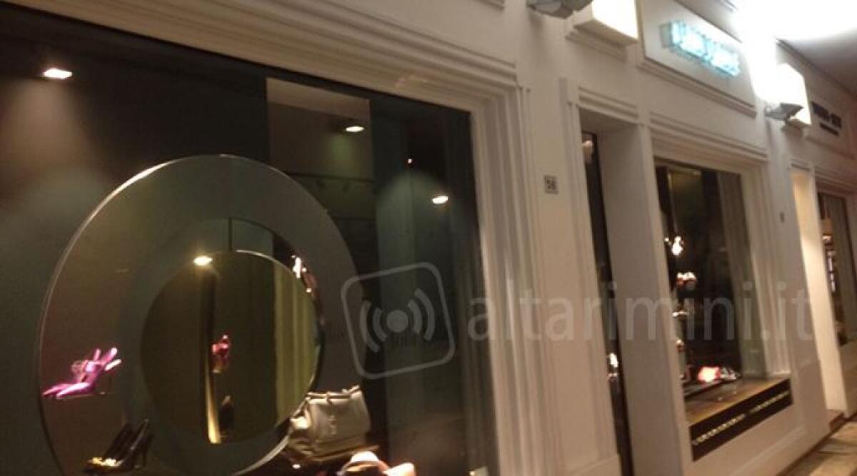 Colpo in pelletteria a Riccione, schiuma sull'allarme ma i ladri scappano grazie alla vigilanza - 