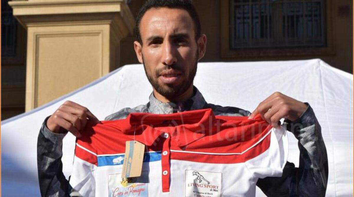 Serpentone di podisti per le vie del centro di Santarcangelo, Rachid vince la spettacolare 'Cheursa di bech' - 