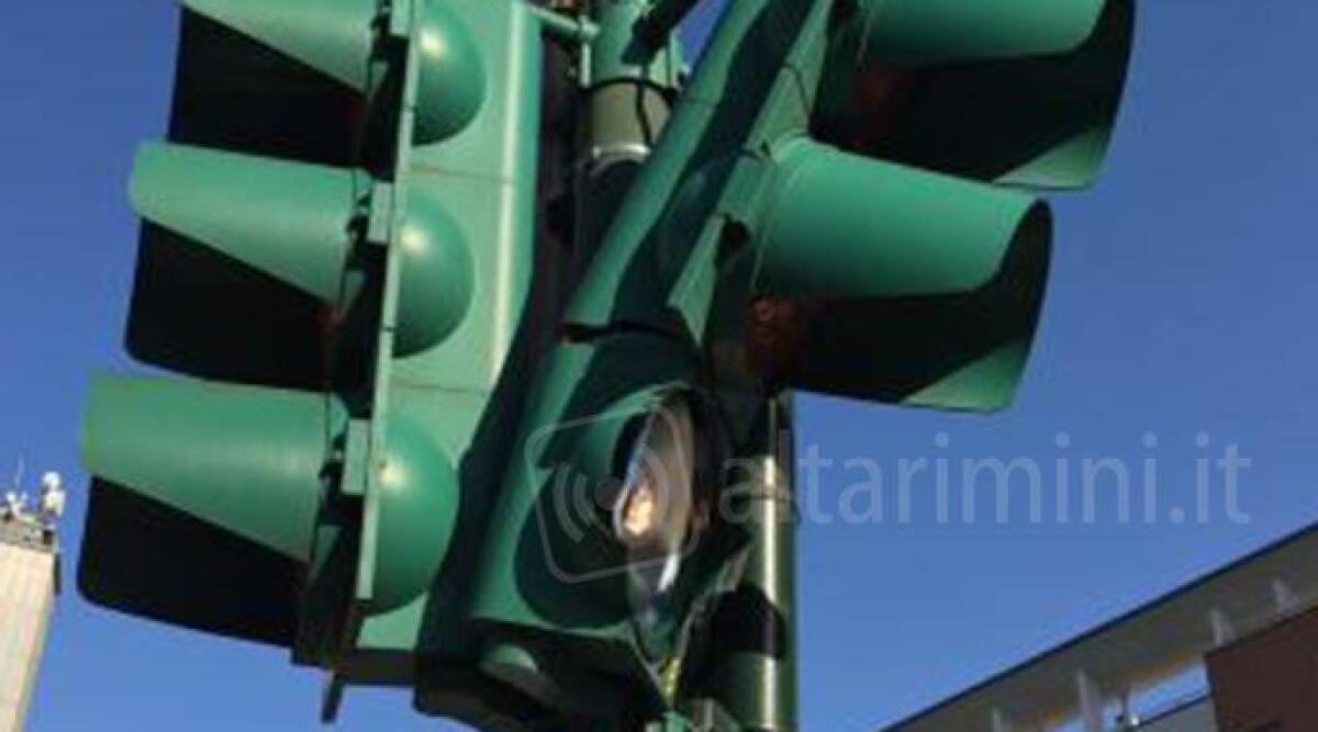 Armato di una mazza di legno danneggia un semaforo e alcuni arredi, arrestato 38enne magrebino - 