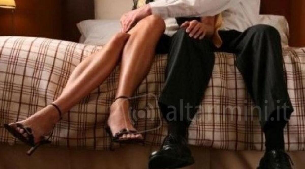 Rimini, imprenditore ricattato dall'amante 24enne: 'Pagami o dico tutto a tua moglie'. Sequestrato il cellulare - 