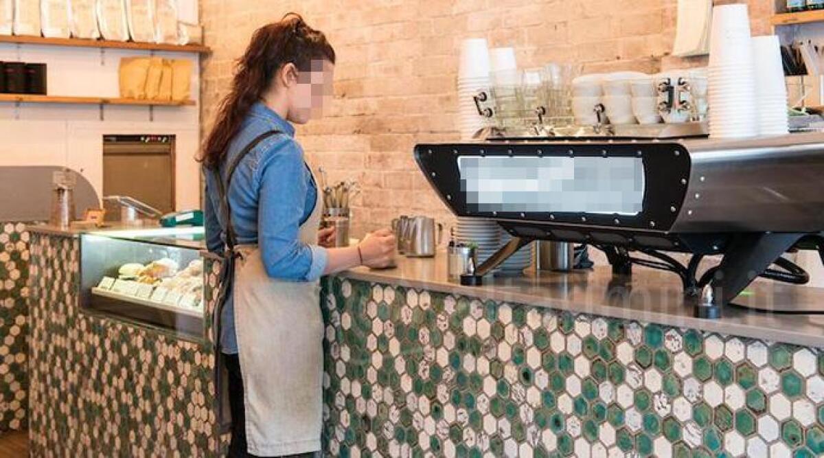 Titolare terrorizza ragazza barista: 'costretta a spalare la neve senza sosta e ad essere disponibile con i clienti' -