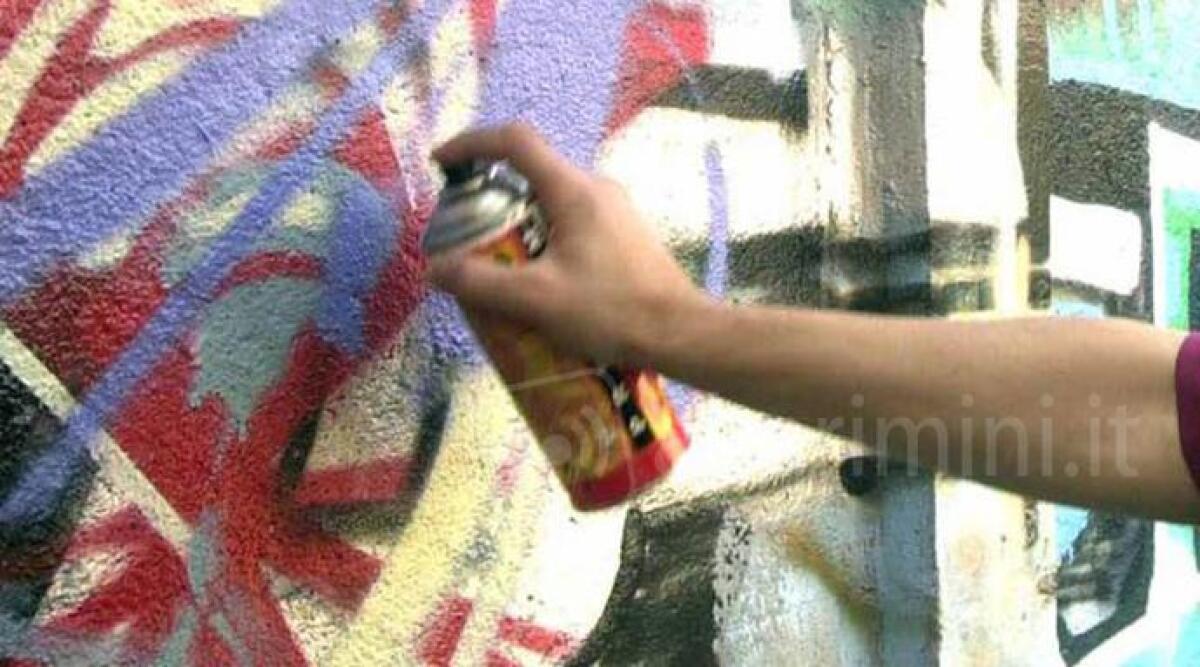 Scrive frasi volgari e offensive sui muri contro tre persone di Riccione, scoperto e riempito di botte - 
