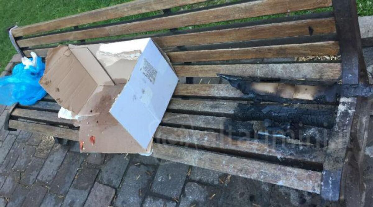 Rimini: bivacco con fuoco panchina ai giardini Teatini in centro storico, la segnalazione con foto di un lettore - 