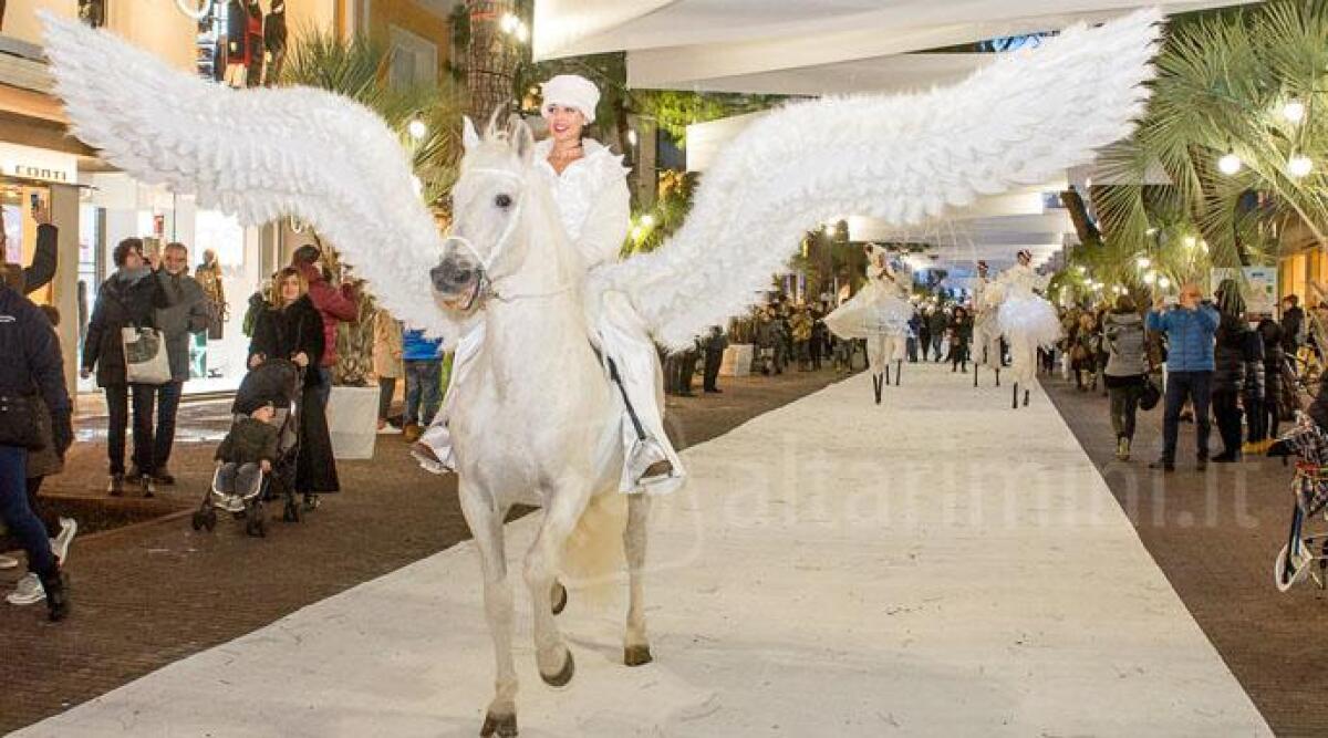 FOTO: lo splendido cavallo alato incanta e dà il via ai festeggiamenti di Natale a Riccione -