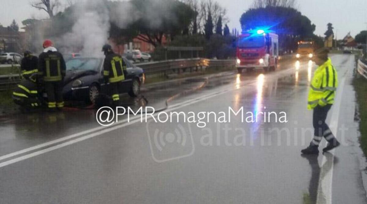 Auto prende fuoco durante la marcia, paura a Riccione e Statale 16 chiusa al traffico per un'ora - 