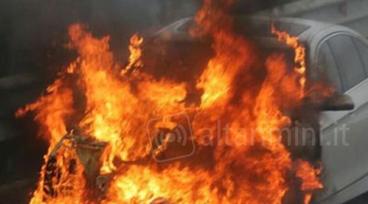 Rimini, auto a fuoco nel parcheggio zona Padulli. Completamente distrutta dalle fiamme -