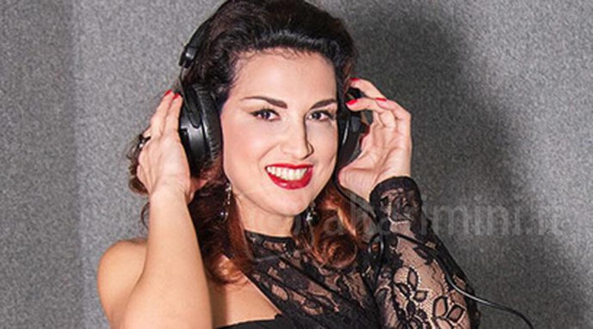Regina del Burlesque e sexy speaker, la bellissima Claudia Letizia ospite al Top Club di Rimini - 