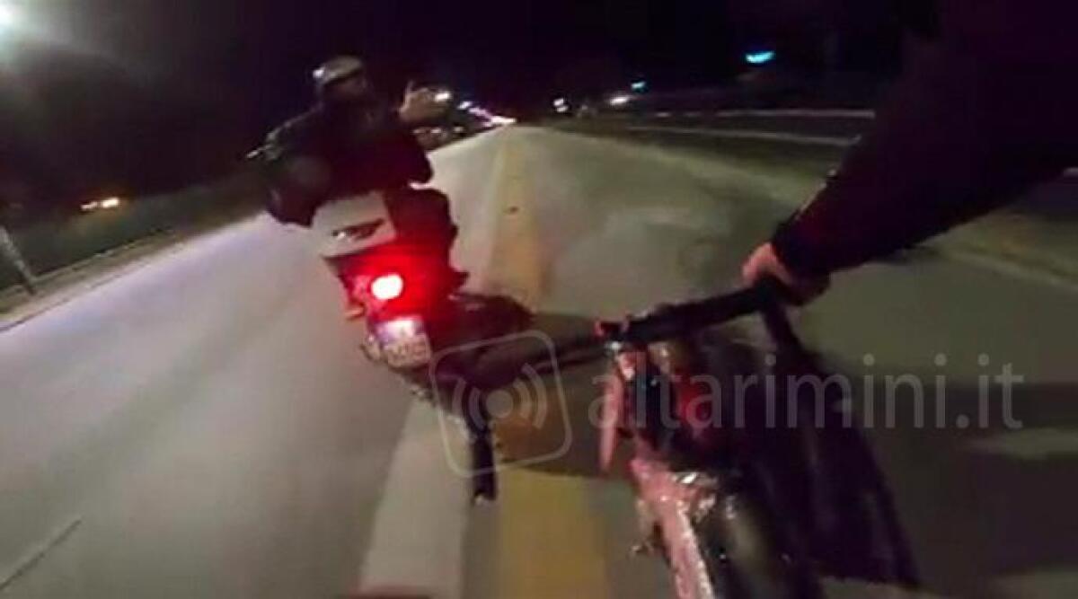 Ciclista si vendica dopo un sorpasso azzardato sul lungomare di Rimini, il VIDEO sta facendo impazzire il web -