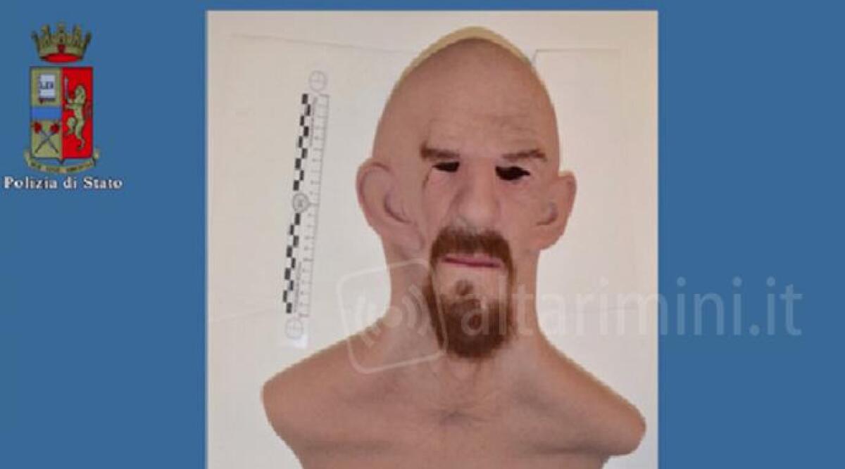 Altre tre rapine addebitate al rapinatore con la maschera da cinema, in azione armato di balestra - 