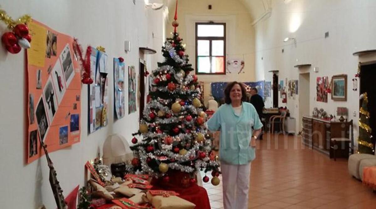 Gli ospiti dell'Asp Valloni Marecchia e il personale insieme per realizzare un bellissimo presepe - 