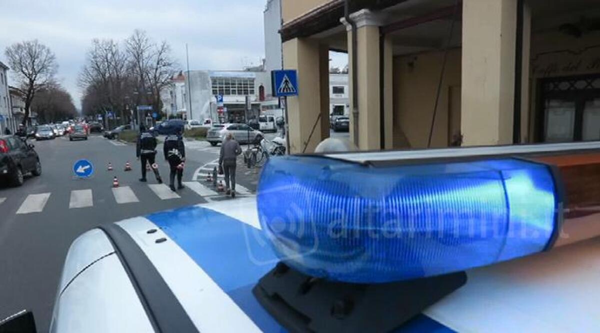 Santarcangelo, attraversa sulla via Garibaldi e viene investito da un furgone: &egrave; grave - 