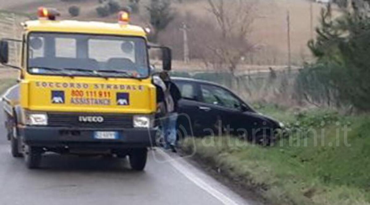 Auto finisce nel fosso in via San Martino in Venti, 'attenzione al ghiaccio' - 