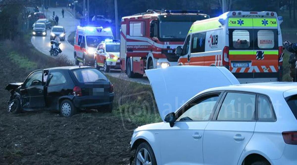 VIDEO: pauroso incidente, auto esce dal parcheggio del cimitero e viene centrata da un'altra. In due in ospedale - 