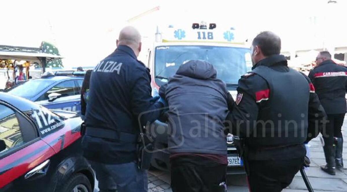 VIDEO: Rimini, lo minaccia e si taglia le vene nello studio davanti all'avvocato. Doveva discutere una pratica civilistica -