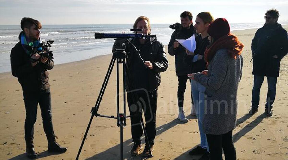 La spiaggia di Rimini diventa un set cinematografico, riminesi scelti come comparse - 